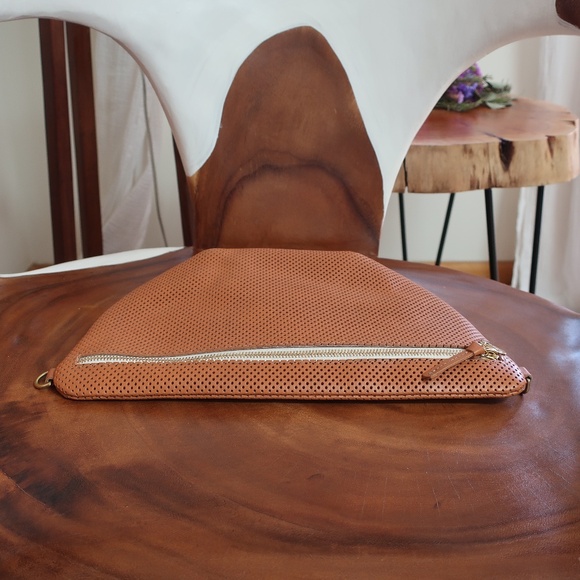 Clare V. Grand Fanny in Cuoio Perf - Picture 9 of 16